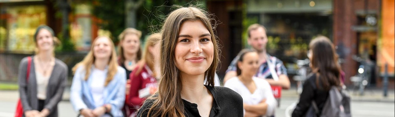 Portrait einer jungen Frau mit dunkelbraunen Haaren
